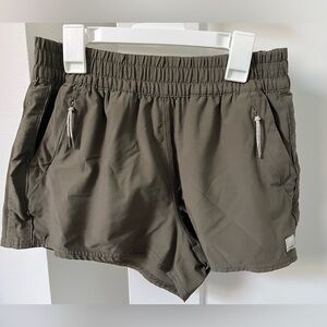 Vuori women’s dash shorts medium green